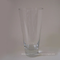 Vase en verre transparent en forme de V